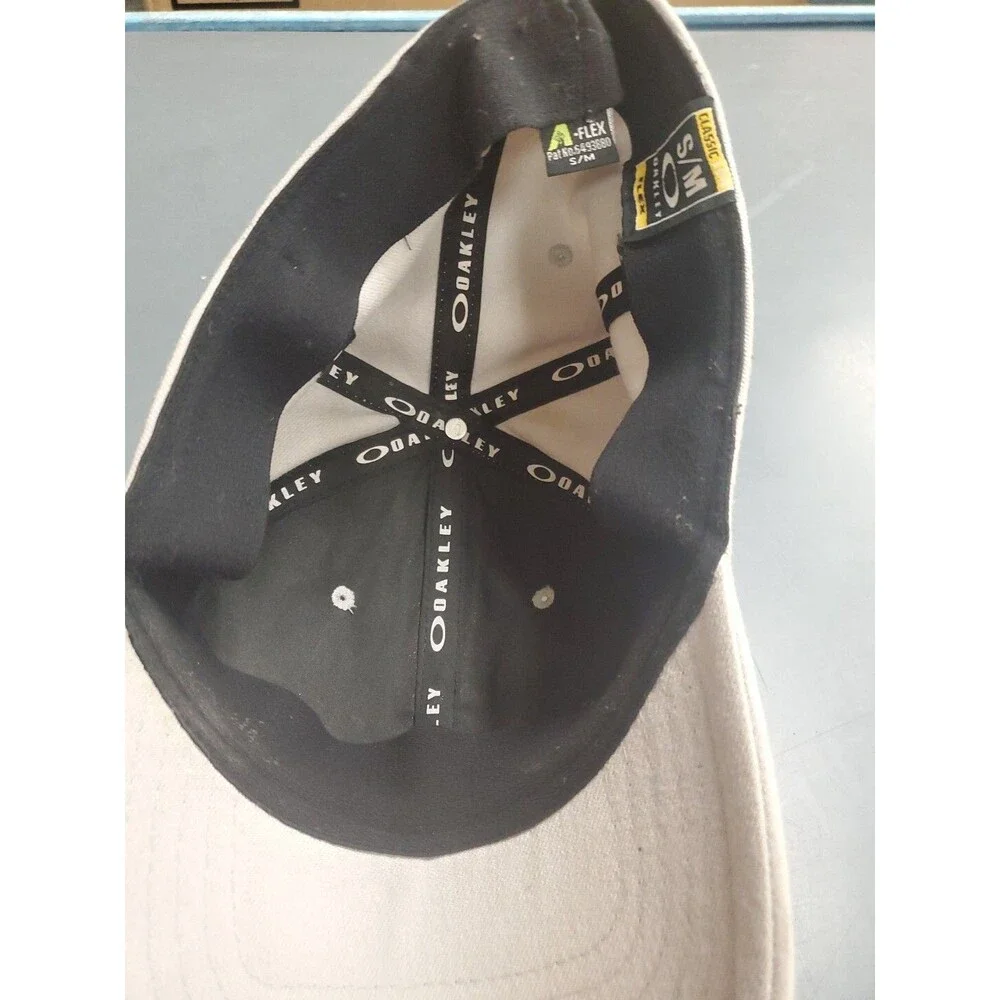Oakley Hat Cap Size S/M Adult Mens Flex Fit Gray Classic Cap EUC Athletic